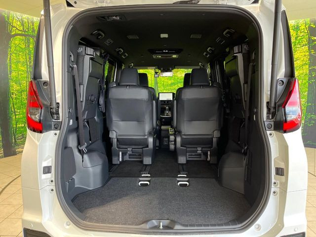 ���i�̂���������ʋ΁A���}���ɏ\���ȉ׎��X�y�[�X���m�ۂ��Ă���܂��B�Z�J���h�V�[�g��|���ƁA�傫�ȉו��̐ύڂ��\�ł���