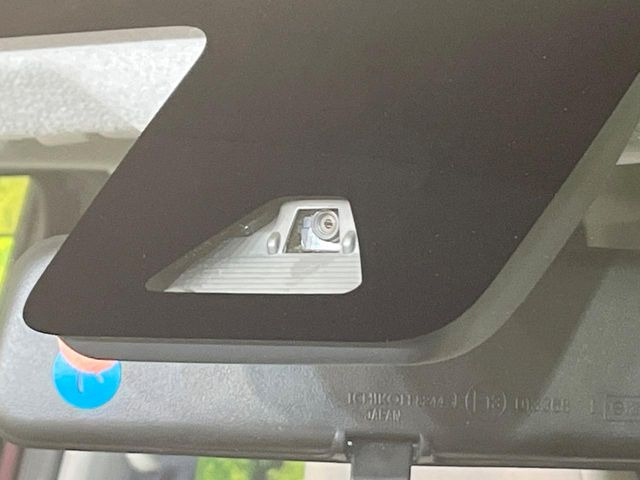 【スマートアシスト】走行中に前方の車両等を認識し、衝突しそうな時は警報とブレーキで衝突回避と被害軽減をアシスト。より安全にドライブをお楽しみいただけます。