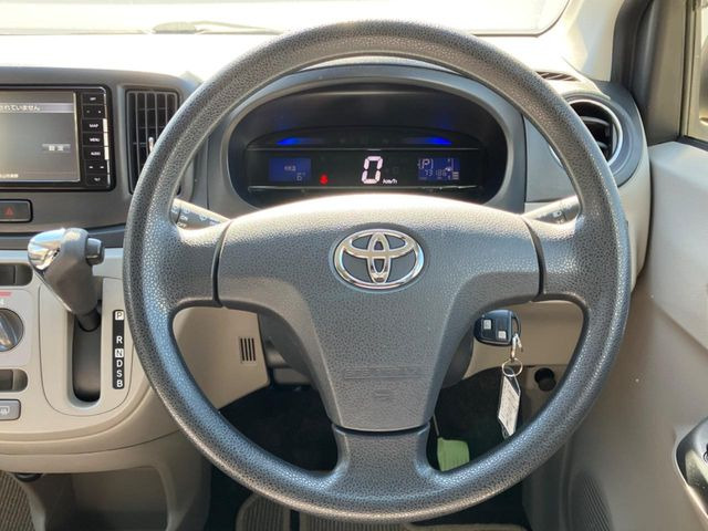 �C���e���A�ɍ��킹���f�U�C���̃X�e�A�����O�́A�^�]�������̂��Ƃ��l���A�^�]���₷���`��A�傫���ł��B�����x�A���ۂɐG���Ă��m���߂��������B