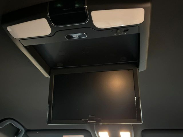 【リヤエンターテインメントシステム】後席にお座りの方も大満足の、人気メーカーオプションを装備。専用の音響システムと、大画面のモニターで移動中もDVD等をお楽しみいただけます。