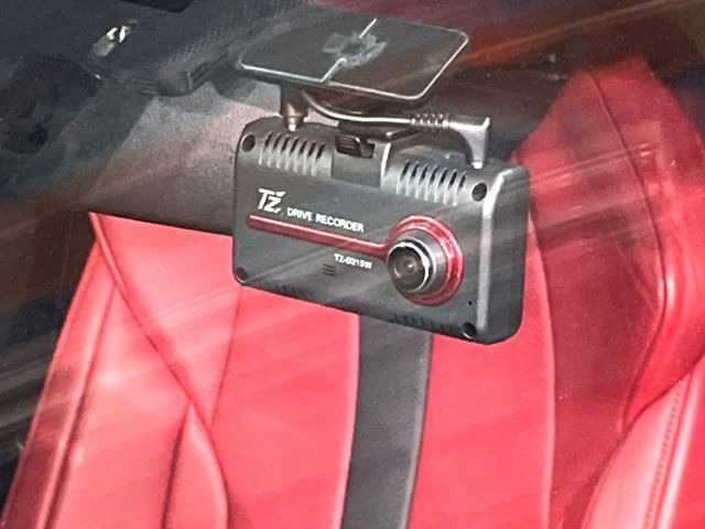 【ドライブレコーダー】ドライブレコーダー装備!走行中はもちろん、あおり運転や事故に遭遇した際、映像で記録し、万一のリスクに備えます。※記録用SDカードはお客様ご自身でご準備いただく必要があります。