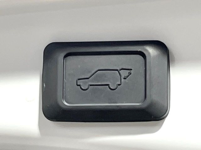 【パワーバックドア】スマートキーや運転席のボタンを押すだけでリアゲートが自動で開閉します!荷物を持っている時や、高い位置にあるバックドアを閉める際に便利な機能です♪