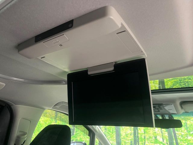 【後席モニター】家族や友人とお出かけする機会が多い方に大人気の後席モニターを装備!見やすい位置に画面がありテレビやDVDの視聴も快適!友達もお子様も、後席にしか乗らなくなるかも??