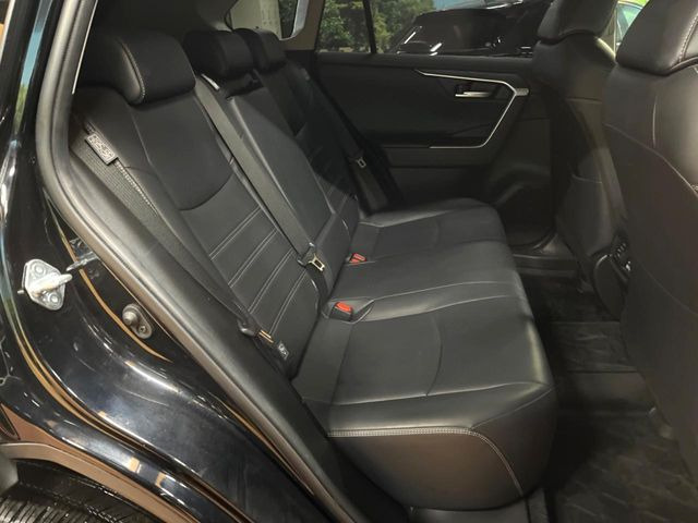 広々とした2列目シートは居住性が高く、居心地も快適!友達や家族とのお出かけにぴったりです。ベビーシートやチャイルドシート使用時も快適にお過ごしいただける十分な空間を確保しています。