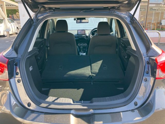 ���i�̂���������ʋ΁A���}���ɏ\���ȉ׎��X�y�[�X���m�ۂ��Ă���܂��B�Z�J���h�V�[�g��|���ƁA�傫�ȉו��̐ύڂ��\�ł���