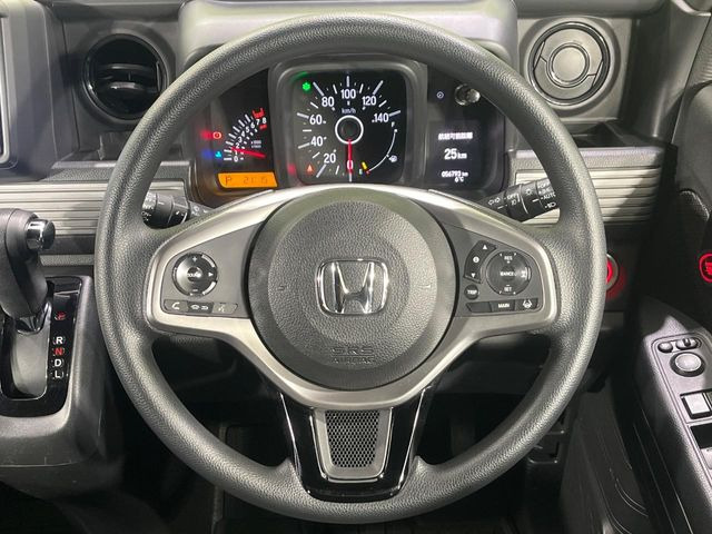 �C���e���A�ɍ��킹���f�U�C���̃X�e�A�����O�́A�^�]�������̂��Ƃ��l���A�^�]���₷���`��A�傫���ł��B�����x�A���ۂɐG���Ă��m���߂��������B