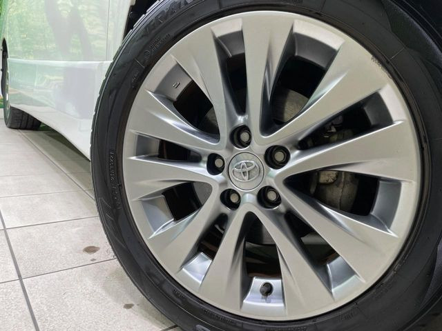 【18インチアルミホイール】外観にマッチしたアルミホイールを装着しております。各種アルミホイールや、スタッドレスタイヤも取扱いしております。是非ご相談ください♪
