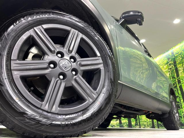 【純正18インチアルミホイール】外観にマッチした純正アルミホイールを装着しております。各種社外アルミホイールや、スタッドレスタイヤも取扱いしております。是非ご相談ください♪