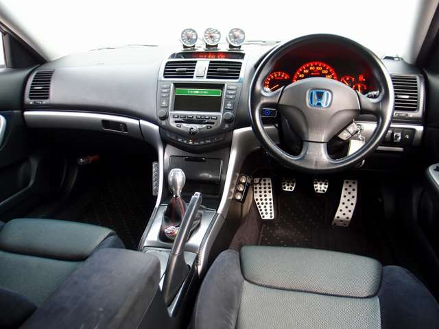 �������Y��Ƀ��[���N���[�j���O�ς݂ƂȂ�܂��B���΂��̌��ȏL����F���܂̏L����������܂���B����]�ɉ�����RECARO���Ȃǂ̃X�|�[�c�V�[�g�ɕύX���\�ł��B���C�y�ɂ����k�������܂�