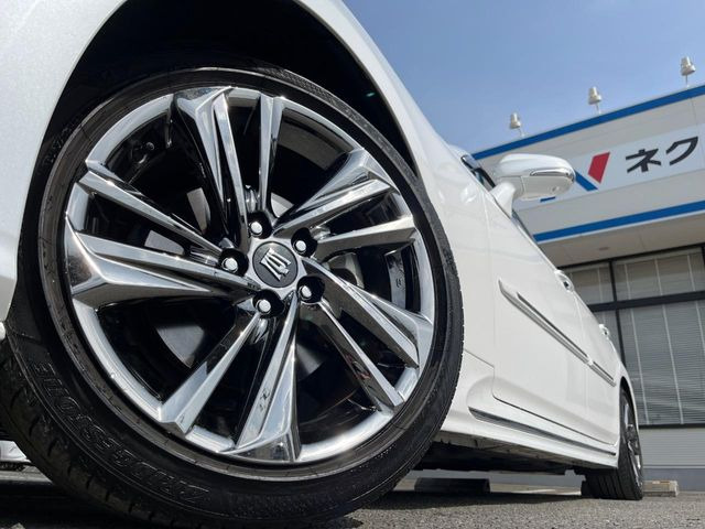 �y����18�C���`�A���~�z�C�[���z�O�ςɃ}�b�`���������A���~�z�C�[���𑕒����Ă���܂��B�e��ЊO�A���~�z�C�[����A�X�^�b�h���X�^�C�����戵�����Ă���܂��B���񂲑��k����������