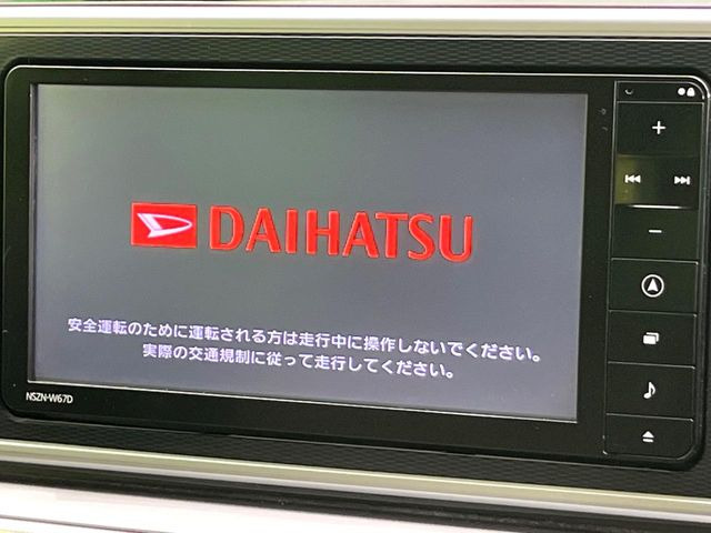 【純正ナビ】人気の純正ナビを装備しております。ナビの使いやすさはもちろん、オーディオ機能も充実!キャンプや旅行はもちろん、通勤や買い物など普段のドライブも楽しくなるはず♪
