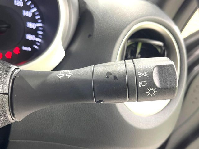 【オートライト】周りの明るさに応じて自動でヘッドライトの点灯・消灯ができる機能です!ライトの付け忘れ・消し忘れなどが無くなり、雨の日や夕方の走行も安心!トンネル通過時も便利ですね♪