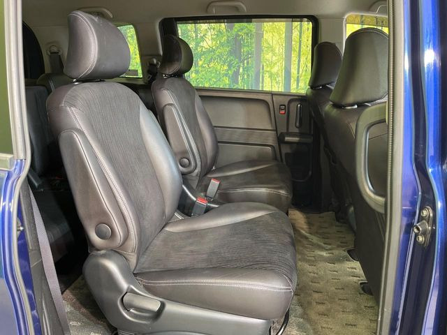 後部座席も気になるようなキズ・汚れやへたり等、大きなダメージはなく、良好な状態です。