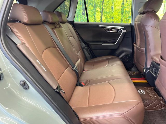 後部座席も気になるようなキズ・汚れやへたり等、大きなダメージはなく、良好な状態です。