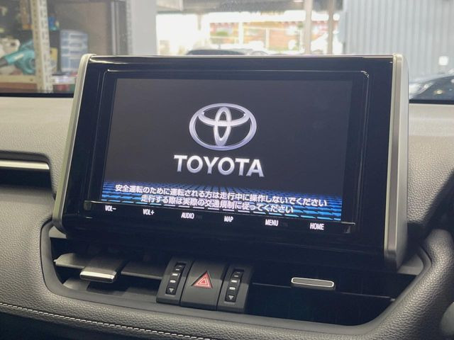 【大画面ナビ】人気の大型9インチナビを装備。存在感のある大画面はインパクト大!ナビ利用時のマップ表示は見やすく、テレビやDVDは臨場感がアップ!いつものドライブがグッと楽しくなります♪