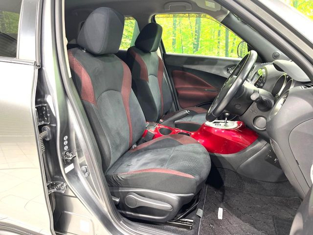 運転席まわりには十分なスペースがあり、大柄な方でもゆったり運転していただける環境です。