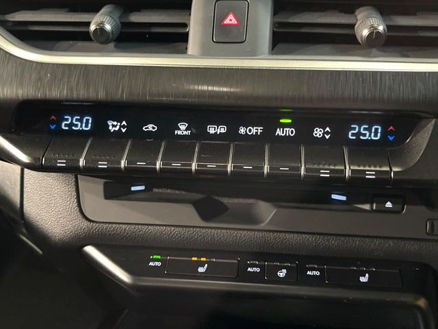 【左右独立型フルオートエアコン】運転席と助手席でそれぞれお好みの温度に設定可能。同乗者にも配慮した、快適な空調をお届け致します。