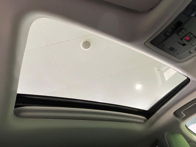 【サンルーフ】開放感たっぷりの希少装備、サンルーフが装着されています!車内に明かりを取り入れたり景色を楽しむ以外にも、車内の空気も簡単に換気できて快適です!