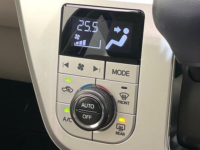 【オートエアコン】一度お好みの温度に設定すれば、車内の温度を検知し風量や温度を自動で調整。暑い&hellip;寒い&hellip;と何度もスイッチ操作をする必要はありません。快適な車内空間には必須の機能ですね♪