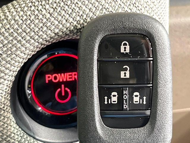 �yHonda�X�}�[�g�L�[�z�J�o����|�P�b�g�ɓ��ꂽ�܂܂ł��h�A�̎{���E�������\�ȃX�}�[�g�L�[�𑕔��B�G���W���̃I���E�I�t�����J�M�����o���K�v����������Ƃ��Ă��֗��ł���