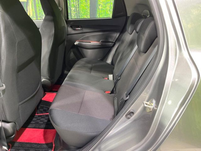後部座席も気になるようなキズ・汚れやへたり等、大きなダメージはなく、良好な状態です。