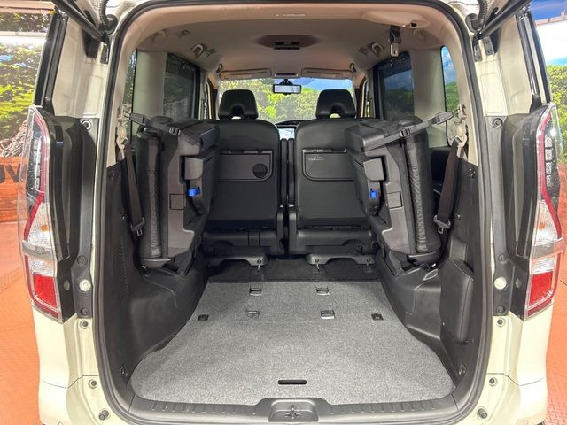 普段のお買い物や通勤、送迎等に十分な荷室スペースを確保しております。セカンドシートを倒すと、大きな荷物の積載も可能です♪