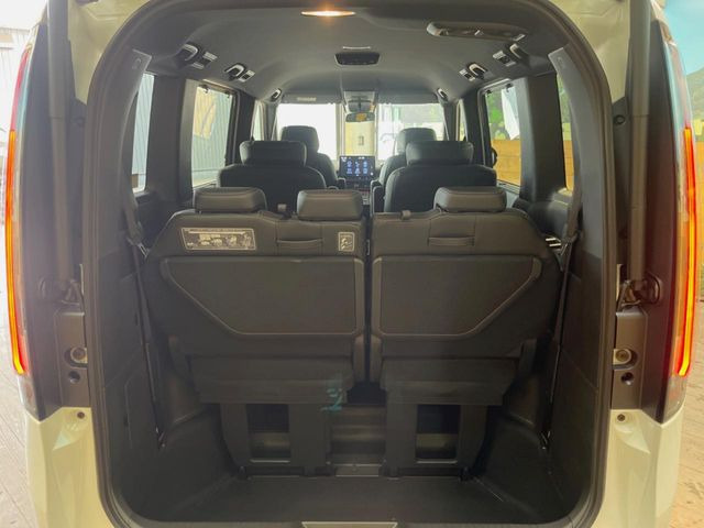 ���i�̂���������ʋ΁A���}���ɏ\���ȉ׎��X�y�[�X���m�ۂ��Ă���܂��B�Z�J���h�V�[�g��|���ƁA�傫�ȉו��̐ύڂ��\�ł���