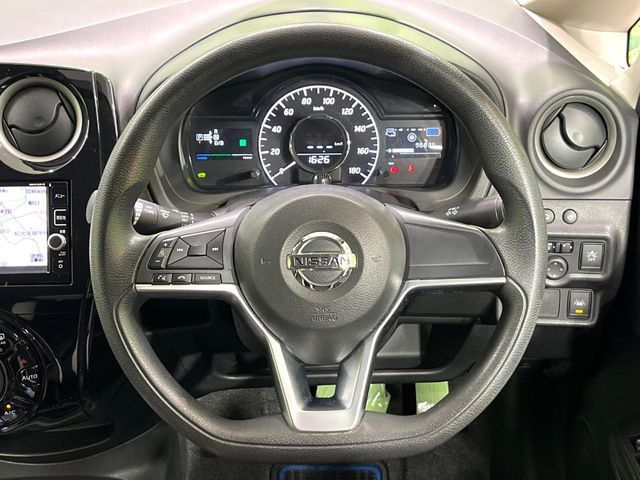 �C���e���A�ɍ��킹���f�U�C���̃X�e�A�����O�́A�^�]�������̂��Ƃ��l���A�^�]���₷���`��A�傫���ł��B�����x�A���ۂɐG���Ă��m���߂��������B