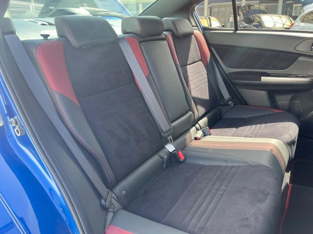 後部座席も気になるようなキズ・汚れやへたり等、大きなダメージはなく、良好な状態です。