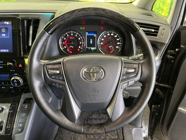 【ウッドコンビステアリング】高級感ある木目調パーツを採用した手に良く馴染むコンビハンドル。運転席廻りの雰囲気も一気に豪華になります!