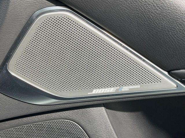 【BOSEサウンドシステム】メーカーオプションの高品位サウンドシステムを搭載。専用のチューニングが施された大小様々なスピーカーから良質なサウンドが奏でられ、臨場感あふれる音響空間を演出します。