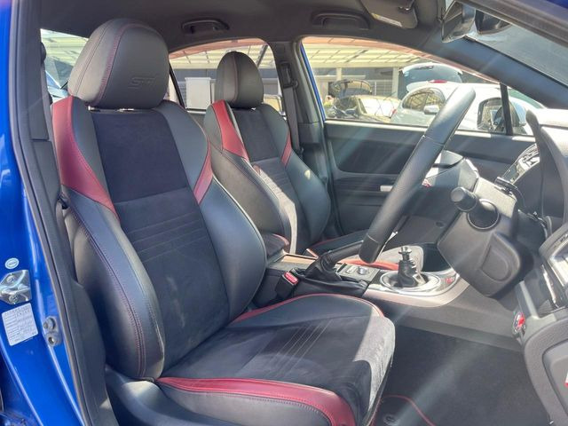 【ハーフレザーシート】高級感と座り心地を両立した人気のシート♪背面・座面はスエード調となっており、肌触りや滑りにくさに優れています。気温や服装に左右されず快適にお乗りいただけます。