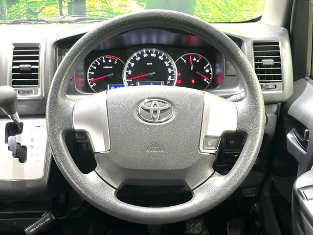 �C���e���A�ɍ��킹���f�U�C���̃X�e�A�����O�́A�^�]�������̂��Ƃ��l���A�^�]���₷���`��A�傫���ł��B�����x�A���ۂɐG���Ă��m���߂��������B