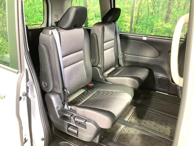 二列目中央はウォークスルーとなっております。二列目と三列目の移動や乗り降りがとっても楽になるので、乗り降りの際もストレスを感じることはありません♪