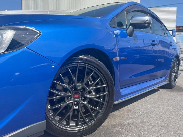 【純正18インチアルミホイール】外観にマッチした純正アルミホイールを装着しております。各種社外アルミホイールや、スタッドレスタイヤも取扱いしております。是非ご相談ください♪