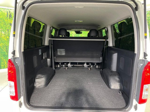 普段のお買い物や通勤、送迎等に十分な荷室スペースを確保しております。セカンドシートを倒すと、大きな荷物の積載も可能です♪