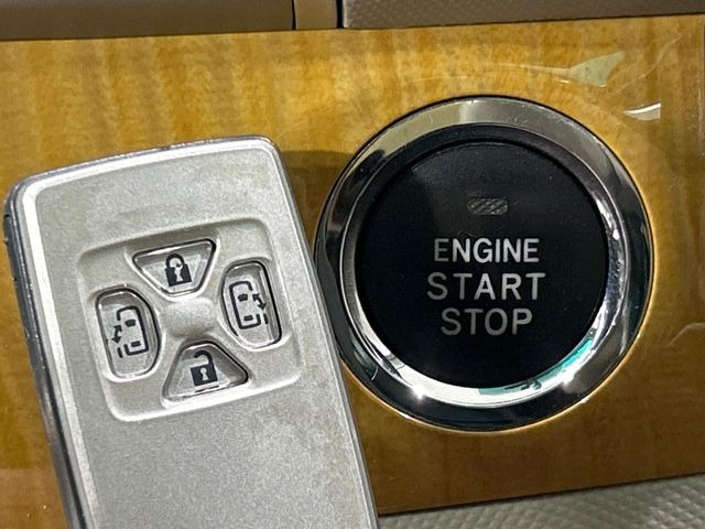 �y�X�}�[�g�L�[�z�J�o����|�P�b�g�ɓ��ꂽ�܂܂ł��h�A�̎{���E�������\�ȃX�}�[�g�L�[�𑕔��B�G���W���̃I���E�I�t�����J�M�����o���K�v����������Ƃ��Ă��֗��ł���