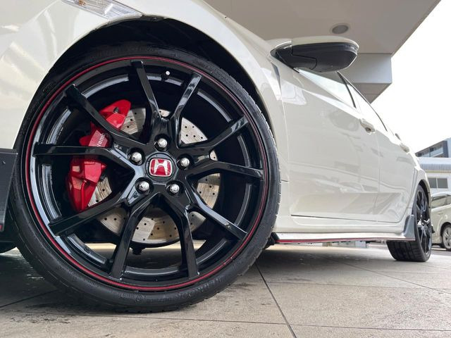 �y����20�C���`�A���~�z�C�[���z�O�ςɃ}�b�`���������A���~�z�C�[���𑕒����Ă���܂��B�e��ЊO�A���~�z�C�[����A�X�^�b�h���X�^�C�����戵�����Ă���܂��B���񂲑��k����������