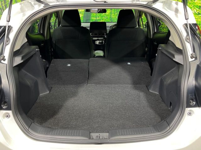 ���i�̂���������ʋ΁A���}���ɏ\���ȉ׎��X�y�[�X���m�ۂ��Ă���܂��B�Z�J���h�V�[�g��|���ƁA�傫�ȉו��̐ύڂ��\�ł���