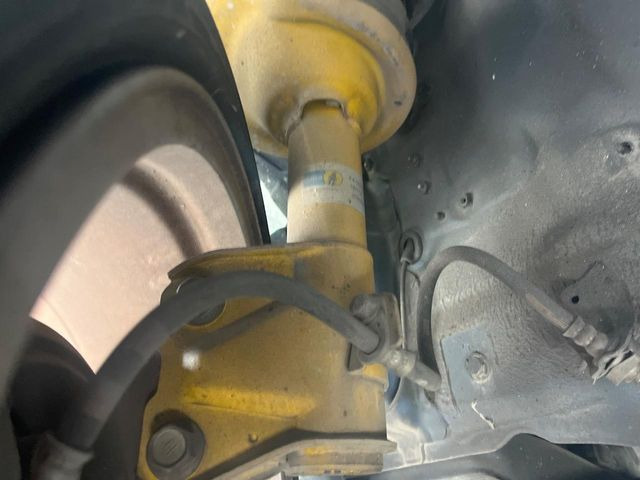 【ビルシュタイン製ダンパー】高速走行時の車両安定性を向上させてくれる人気の装備。街乗りの乗り心地も犠牲にせず、スポーティな走行をお楽しみいただけます♪