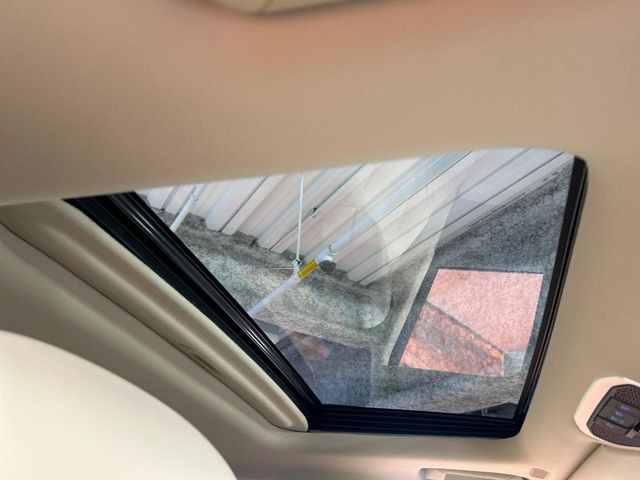 【サンルーフ】開放感たっぷりの希少装備、サンルーフが装着されています!車内に明かりを取り入れたり景色を楽しむ以外にも、車内の空気も簡単に換気できて快適です!