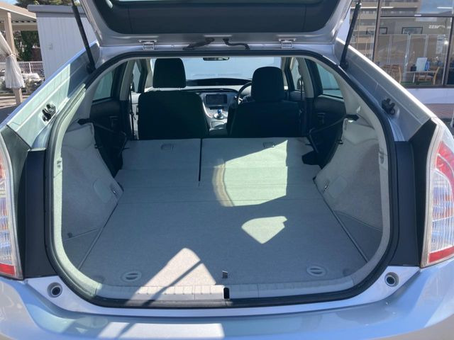 ���i�̂���������ʋ΁A���}���ɏ\���ȉ׎��X�y�[�X���m�ۂ��Ă���܂��B�Z�J���h�V�[�g��|���ƁA�傫�ȉו��̐ύڂ��\�ł���