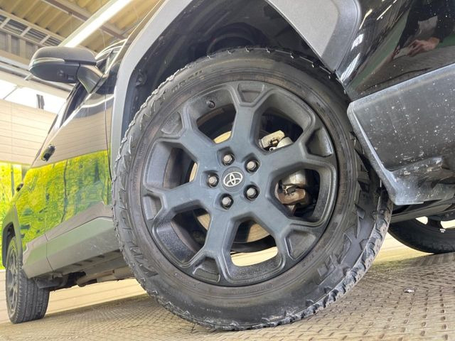 【純正18インチアルミホイール】外観にマッチした純正アルミホイールを装着しております。各種社外アルミホイールや、スタッドレスタイヤも取扱いしております。是非ご相談ください♪