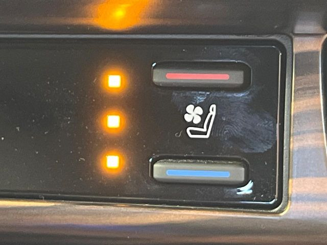 【シートベンチレーション】夏場は涼しい風でお尻や背中の熱やムレを防ぎ、冬はエアコンよりも早く温まってポカポカに!季節を問わず快適に過ごせます。