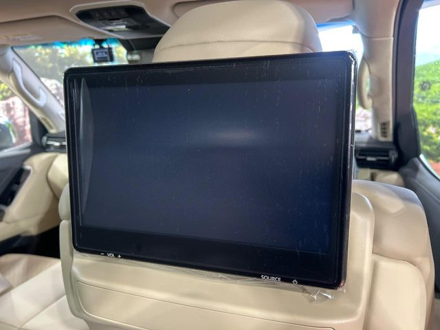 【後席モニター】家族や友人とお出かけする機会が多い方に大人気の後席モニターを装備!見やすい位置に画面がありテレビやDVDの視聴も快適!友達もお子様も、後席にしか乗らなくなるかも??