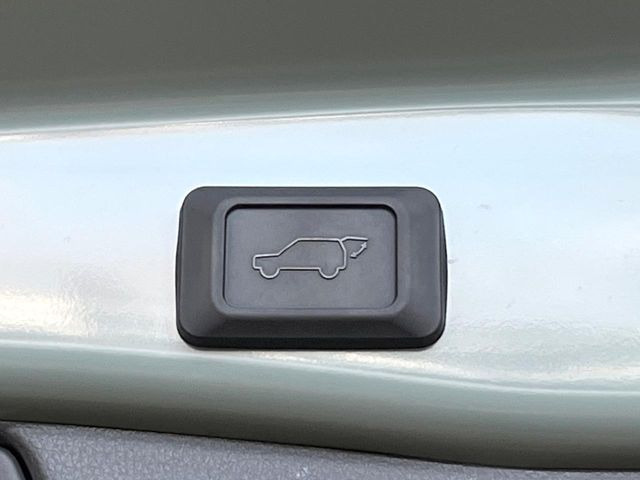 【パワーバックドア】スマートキーや運転席のボタンを押すだけでリアゲートが自動で開閉します!荷物を持っている時や、高い位置にあるバックドアを閉める際に便利な機能です♪