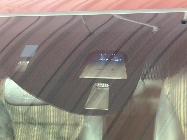 【ホンダセンシング】走行中に前方の車両等を認識し、衝突しそうな時は警報とブレーキで衝突回避と被害軽減をアシスト。より安全にドライブをお楽しみいただけます。