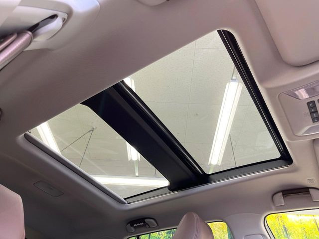 【サンルーフ】開放感たっぷりの希少装備、サンルーフが装着されています!車内に明かりを取り入れたり景色を楽しむ以外にも、車内の空気も簡単に換気できて快適です!