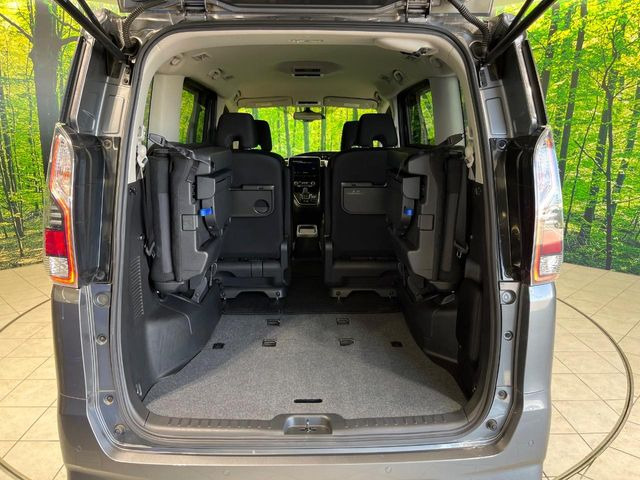 ���i�̂���������ʋ΁A���}���ɏ\���ȉ׎��X�y�[�X���m�ۂ��Ă���܂��B�Z�J���h�V�[�g��|���ƁA�傫�ȉו��̐ύڂ��\�ł���