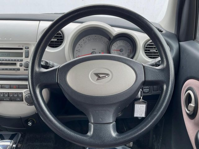 �C���e���A�ɍ��킹���f�U�C���̃X�e�A�����O�́A�^�]�������̂��Ƃ��l���A�^�]���₷���`��A�傫���ł��B�����x�A���ۂɐG���Ă��m���߂��������B